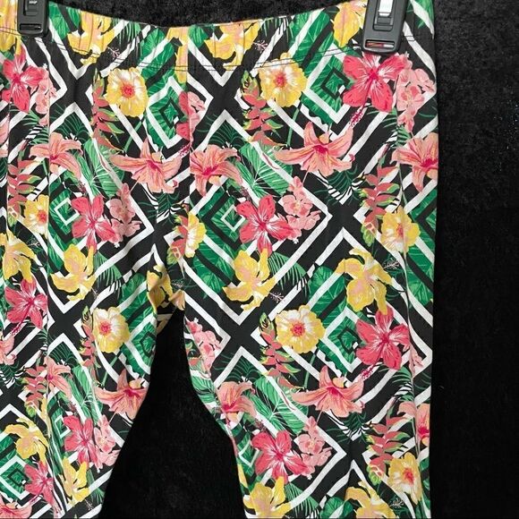 Xhilaration Women’s stretch Capris Size large 11/13 - Picture 2 of 7